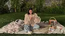 Persahabatan Taylor dan Selena memang sudah lama menjadi panutan banyak orang. Keduanya telah berteman lebih dari satu dekade, sejak masa Disney Channel dan awal karier musik country Taylor. Mereka selalu saling mendukung di berbagai momen penting, baik dalam karier maupun kehidupan pribadi. Dari Taylor yang mendampingi Selena selama perjuangan kesehatan, hingga Selena yang selalu mempromosikan album Taylor, hubungan mereka lebih dari sekadar persahabatan, melainkan seperti keluarga. (Liputan6.com/IG/@selenagomez)
