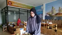 Nurul Humaera Irwan membuat rumah makan Bebek Palekko khas Sidrap, Makassar di kawasan KH Hasyim Ashari, Ciledug, Kota Tangerang. (Liputan6.com/Pramita Tristiawati)