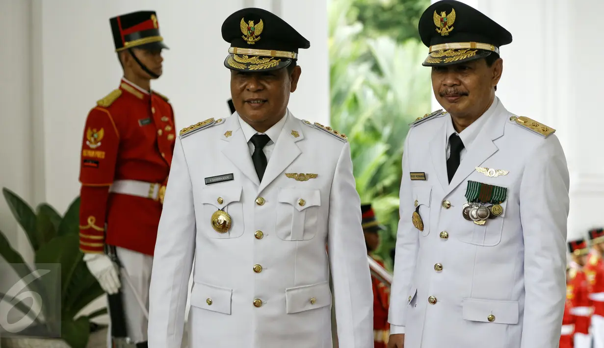 Gubernur Kalimantan Selatan, Sahbirin Noor dan wakilnya Rudi Resnawan berpose saat acara pelantikan gubernur dan wakil gubernur masa jabatan tahun 2016-2021 di Istana Merdeka, Jakarta, Jumat (12/2 ).(Liputan6.com/Faizal Fanani)
