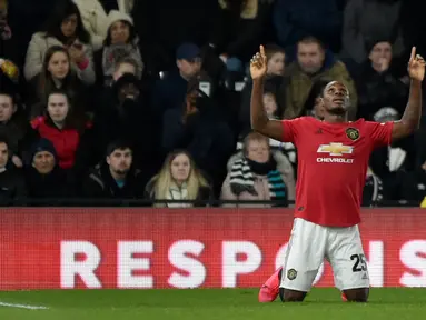 Pemain Manchester United Odion Ighalo melakukan selebrasi usai mencetak gol ke gawang Derby County pada pertandingan putaran kelima Piala FA di Pride Park, Derby, Inggris, Kamis (5/3/2020). Manchester United menang dengan skor 3-0. (AP Photo/Rui Vieira)