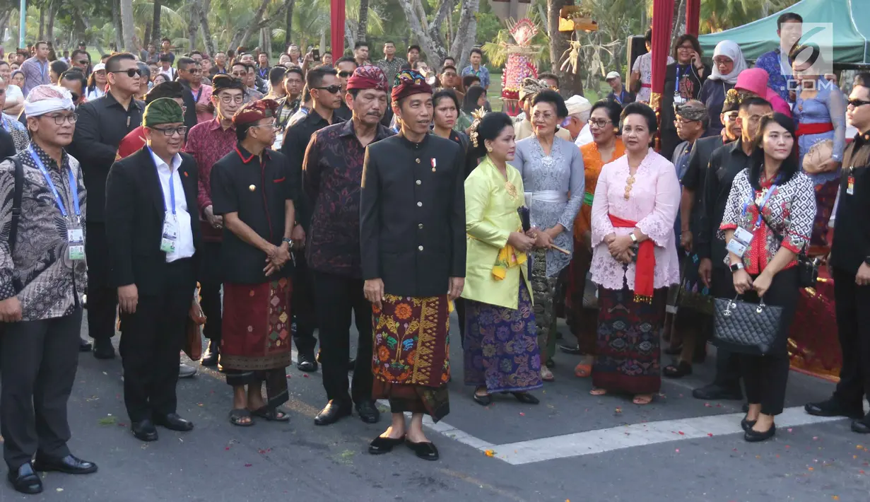 Presiden Joko Widodo dan Ibu Negara Iriana mengenakan pakaian adat Bali tiba menghadiri Karnaval Budaya Bali, Jumat (12/10). Karnaval tersebut untuk mengenalkan kepada delegasi  IMF - WB Group 2018 tentang budaya Bali. (Liputan6.com/Angga Yuniar)