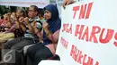 Sejumlah warga para sesepuh veteran merantai tangannya saat mengelar aksi di kawasan sungai bambu, Jakarta Utara, Rabu (3/2). Dalam aksi mereka menolak pengosongan rumah negara secara paksa terhadap 6 rumah negara. (Liputan6.com/Helmi Afandi)