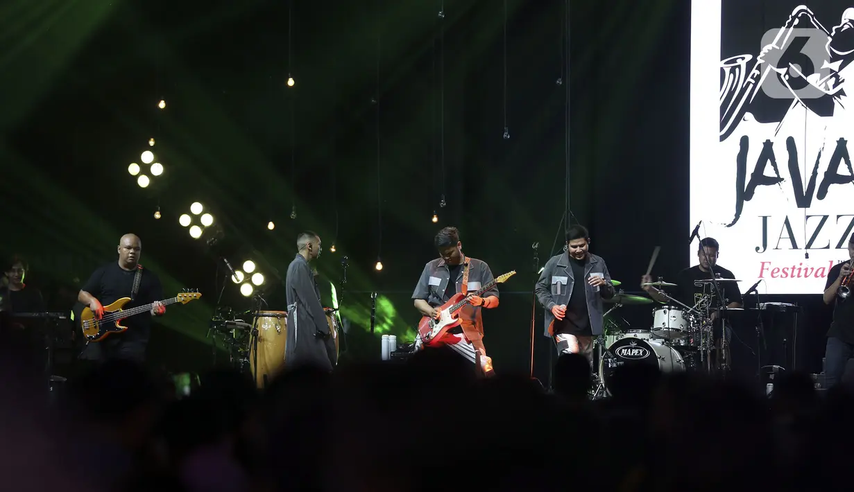 Grup musik RAN tampil pada hari pertama BNI Java Jazz Festival 2022 di JIExpo Kemayoran, Jakarta, Jumat (27/5/2022). Perhelatan musik BNI Java Jazz Festival 2022 digelar pada 27-29 Mei dengan menampilkan musisi-musisi dari dalam dan luar negeri. (Liputan6.com/Johan Tallo)