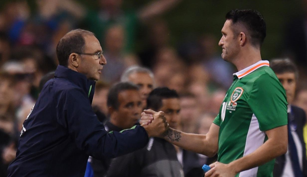 Robeie Keane bersalaman dengan pelatih Republik Irlandia, Martin O'Neill  saat ditarik keluar pada laga persahabatan melawan Oman di Stadion Aviva, Dublin, (31/8/206). (Reuters/Clodagh Kilcoyne)