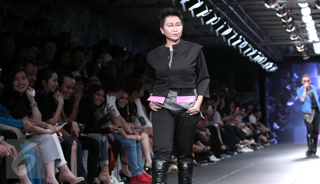 Model membawakan busana ISIS di Mens Fashion Week 2015 di Plaza Indonesia, Jakarta, Kamis (17/9/2015). Isis dengan koleksi  terbarunya Ulterior, Ermenegildo Zegna dengan koleksi Sombre warna-warna gelap. (Liputan6.com/Angga Yuniar)