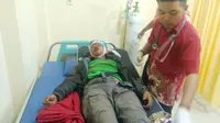 Santri yang terjatuh di jurang Gunung Slamet dirawat di Puskesmas dan lantas dirujuk ke RS Siaga Medika. (Liputan6.com/Slamet A untuk Muhamad Ridlo)