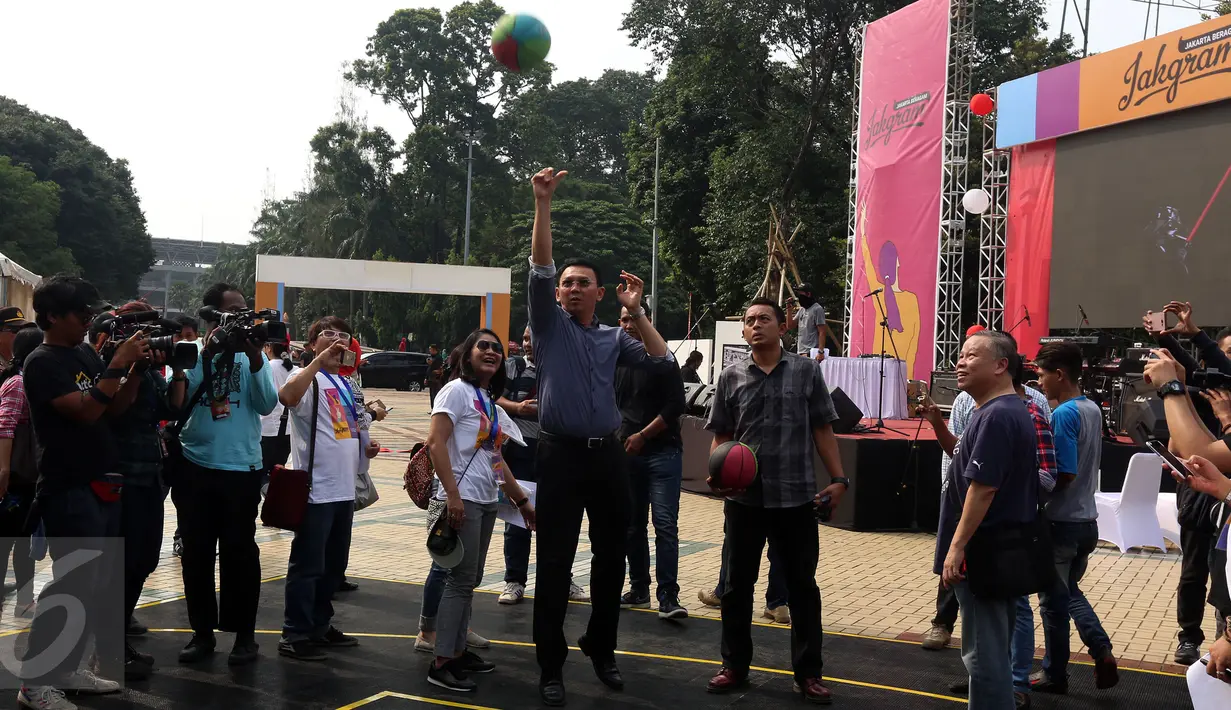 Calon Gubernur Basuki Tjahaja Purnama (Ahok) mencoba memasukkan bola ke keranjang saat mengunjungi acara Jakarta Beragam (JakGram) di Plaza Selatan, Gelora Bung Karno, Jakarta, Sabtu (15/4). (Liputan6.com/Johan Tallo)