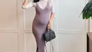 Gaya outfit Alika Islamadina dengan dress berwarna lilac dengan baby bump yang terlihat ini berhasil mencuri perhatian netizen. Dirinya memilih memadukan penampilannya dengan hand bag hitam serta flat shoes. (Liputan6.com/IG/@alikaislamadina)