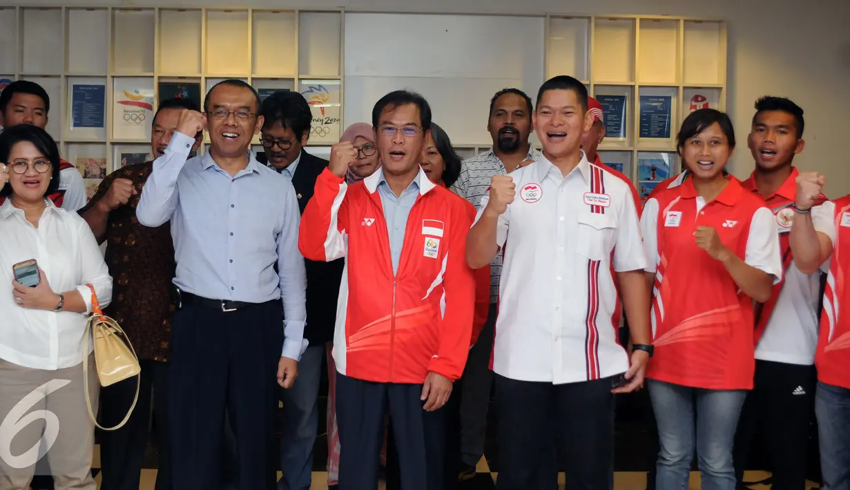 Wakil Ketua Umum KOI, Muddai Madang (tengah) bersama CdM Indonesia Olimpiade Rio, Raja Sapta Oktohari dan para atlet berteriak saat pelepasan keberangkatan tim olimpiade Indonesia di gedung KOI Jakarta, Rabu (27/7). (Liputan6.com/Helmi Fithriansyah)
