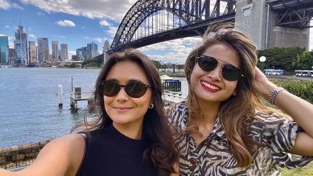 Sama-Sama di Australia, Ini 6 Momen Temu Kangen Acha Septriasa dan Amanda Rawles