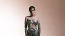 Eva Celia tampil dengan outfit unik bernuansa futuristik, putri Sophia Latjuba ini memamerkan pesonanya yang terlihat seperti supermodel profesional. (Instagram/evacelia).