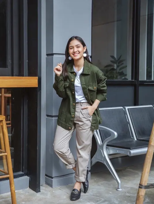 Dalam kegiatan sehari-hari pemain Omen ini kerap menggunakan outer seperti jaket. Tampil cukup boyish, Cut Syifa mempermanis penampilannya dengan anting-anting panjang. (Liputan6.com/IG/@cutsyifaa)