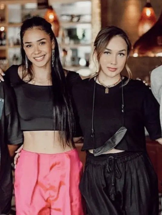 Semakin dewasa, keduanya kompak dengan pakaian serba hitam dengan crop topnya. (@sarawijayanto)