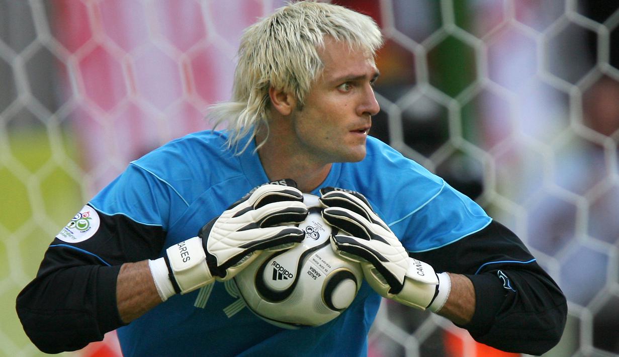 3. Satiago Canizares - Kiper asal Spanyol ini gagal tampil di Piala Dunia 2002 akibar cedera yang dialaminya. Canizares mengalami cedera pada otot tendon di jari kakinya akibat menginjak pecahan kaca yang tidak sengaja dipecahkannya. (AFP/Valery Hache)