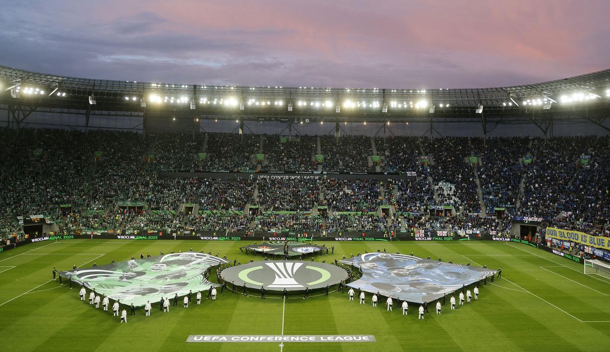 Pertunjukan koreografi sebelum laga final UEFA Conference League 2024/2025 antara Real Betis melawan Chelsea di Tarczynski Arena, Wroclaw, Polandia, Kamis (29/05/2025) dini hari WIB. (AFP/Wojtek Radwanski)