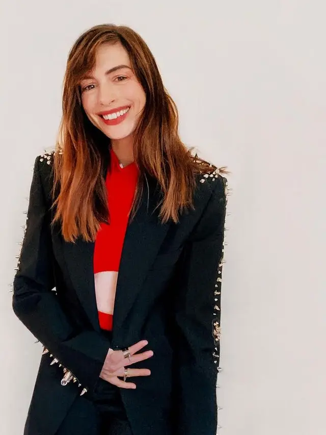 7 Potret Anne Hathaway saat Tampil Formal, Bakal Jadi Pembicara di B20 Bali
