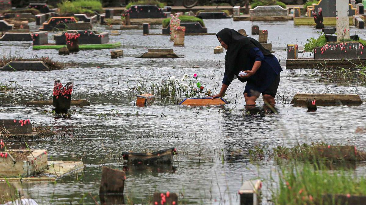 Genangan Air Tak Surutkan Niat Warga Berziarah di TPU Semper Jakarta Utara