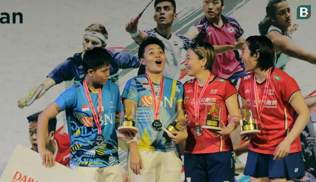 Dengan gelar juara Daihatsu Indonesia Masters 2022 yang merupakan kategori BWF World Tour super 500, Chen Qing Chen/Jia Yi Fan berhak atas trofi dan hadiah uang senilai 28.440 US Dollar, sementara Apriyani/Siti Fadia sebagai runner-up mendapat 13.680 US Dollar. (Bola.com/Ikhwan Yanuar)