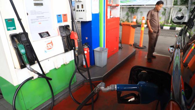Pemilik kendaraan melakukan pengisian baham bakar minyak (BBM) di SPBU, Jakarta, Rabu (5/2/2020). Pemerintah mencanangkan pembangunan BBM Satu Harga di 83 titik di Indonesia pada tahun 2020. (Liputan6.com/Angga Yuniar)