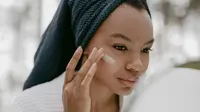 Eye cream tidak hanya mengurangi lingkaran hitam, tetapi juga melembapkan. (pexels.com/@cottonbro)