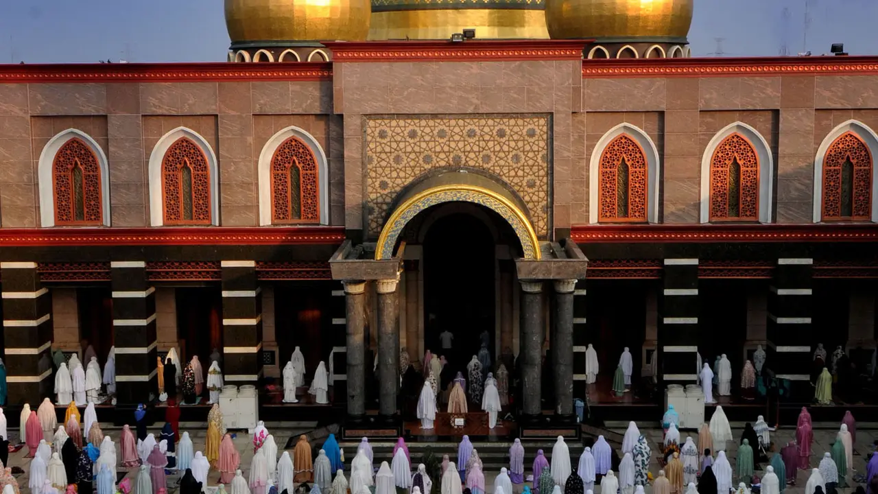 Suasana Sholat Idul Fitri di Masjid Kubah Emas
