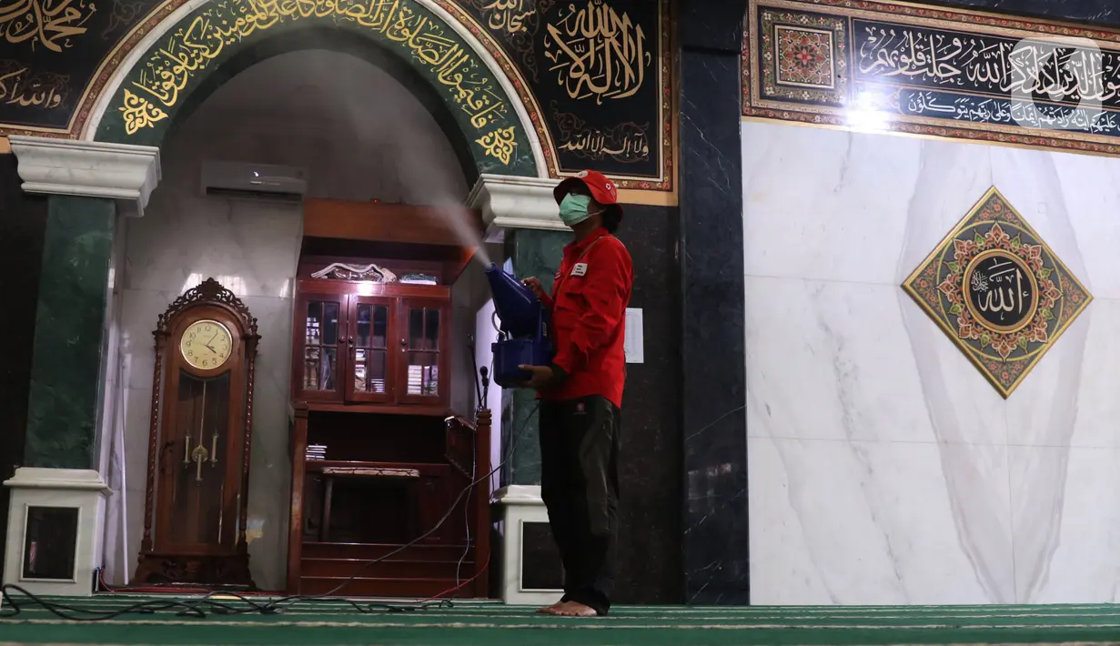 Petugas PMI Kota Tangerang melakukan penyenprotan disinfektan di area masjid Al Hidayah Cipondoh, Tangerang, Banten, Jumat (1/4/2022). Penyemprotan tersebut dilakukan untuk mengantisipasi penyebran covid 19 selama bulan Ramadhan. (Liputan6.com/Angga Yuniar)