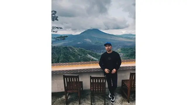 Dimas juga hobi travelling, ia kerap membagikan momen saat sedang berlibur.