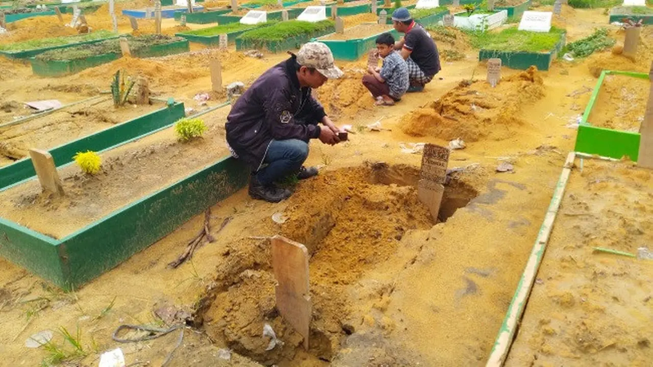 Makam ambles di TPU Payung Sekaki Pekanbaru karena hujan deras dalam beberapa hari belakangan.
