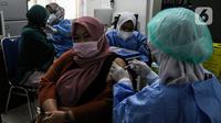 Warga menerima vaksin Pfizer dosis pertama di Kecamatan Beji, Depok,Rabu (1/9/2021). Vaksinasi akan berlangsung selama lima hari, mulai 1 September hingga 5 September 2021. (Liputan6.com/Johan Tallo)