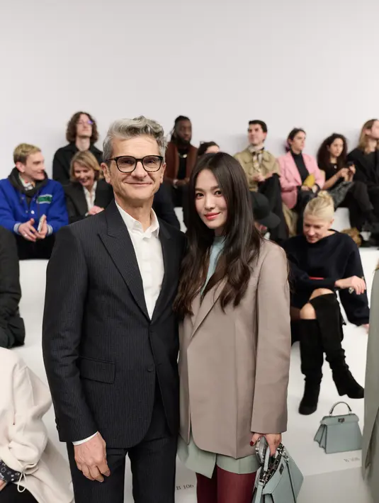 Dari kesederhanaan dalam geometri hingga penggunaan croco, mengalir di koleksi ini. FENDI menggabungkan konstanta masa lalu untuk membuat masa kini dan masa depan. [Foto: Document/FENDI]