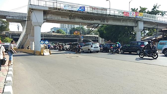 Jembatan Penyeberangan Orang (JPO) terletak di tengah Jalan Dewi Sartika, Jakarta Timur. (Liputan6.com/Ady Anugrahadi)