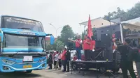 Sekjen PDI Perjuangan (PDIP) Hasto Kristiyanto memberangkatkan pemudik yang menggunakan bus dari Parkiran Jiexpo, Kemayoran, Jakarta Pusat, Rabu (19/4/2023).
