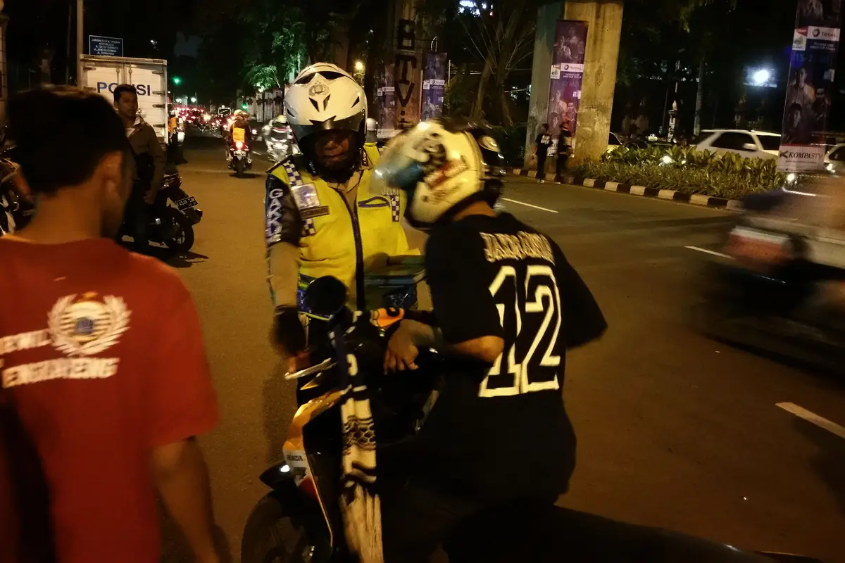 Suporter sepak bola ditilang