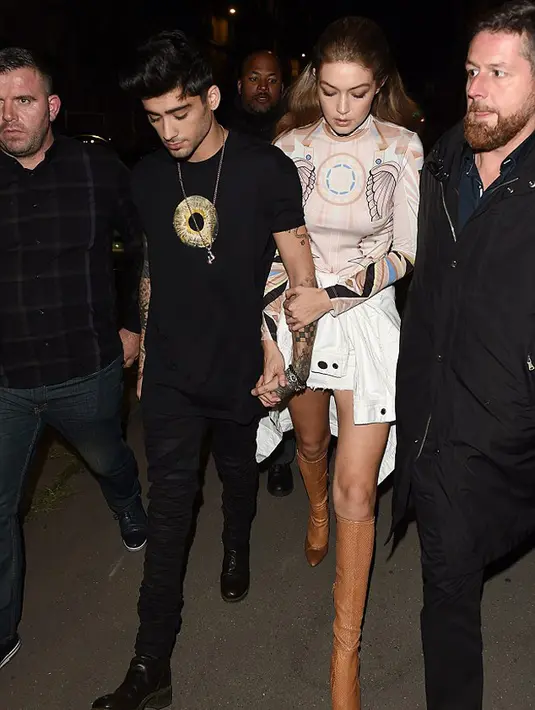 Pasangan kekasih Zayn dan Gigi tidak hanya sekedar menunjukan kemesraannya, namun mereka juga mengabadikannya dan mengunggah di akun media sosial keduanya. (doc.dailymail.com)