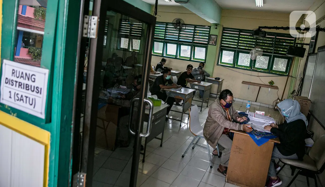 Warga mengisi data untuk mengambil Bantuan Sosial Tunai (BST) di SMAN 111, Jakarta, Selasa (19/1/2021). Pemprov DKI Jakarta menyalurkan BST sebesar Rp 300 ribu kepada 1.055.216 KK mulai Januari hingga April 2021. (Liputan6.com/Faizal Fanani)
