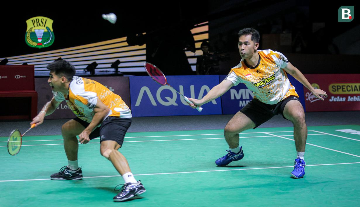 <p>Pebulu tangkis ganda putra Indonesia, Moh Reza Pahlevi (belakang) berusaha mengembalikan bola saat menghadapi pasangan Malaysia, Man Wei Chong/Kai Wun Tee pada laga semifinal turnamen bulu tangkis Indonesia Open 2024 di Istora Senayan, Jakarta, Sabtu (8/6/2024). Sabar Karyaman/Moh Reza Pahlevi kalah dua game langsung 27-29, 13-21. (Bola.com/Bagaskara Lazuardi)</p>