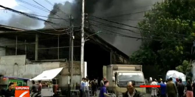 Kebakaran Hanguskan Gudang Pengemasan Air di Penjaringan Jakut