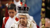 Ratu Elizabeth II mengenakan Imperial State Crown. (SUZANNE PLUNKETT / POOL / AFP)