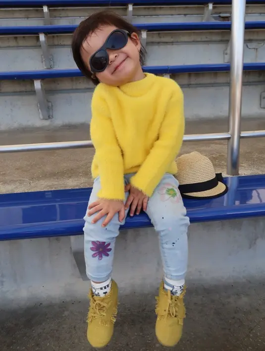 Menggunakan baju kuning yang dan sepatu yang senada, Natusha pun bergaya manis dengan kacamata hitam di wajahnya. Gemas sekali ya! Ternyata Natusha tak hanya jago bergaya saja, dalam laman instagramnya putri cilik Gleen dan Chelsea ini juga suka menyanyi loh.  (Liputan6/IG/chelseaoliviaa)