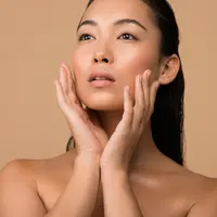 Ilustrasi perempuan dengan kulit sehat. ©VitalikRadko/Depositphotos.com
https://depositphotos.com/photo/beautiful-naked-asian-girl-touching-face-looking-away-isolated-beige-342525878.html