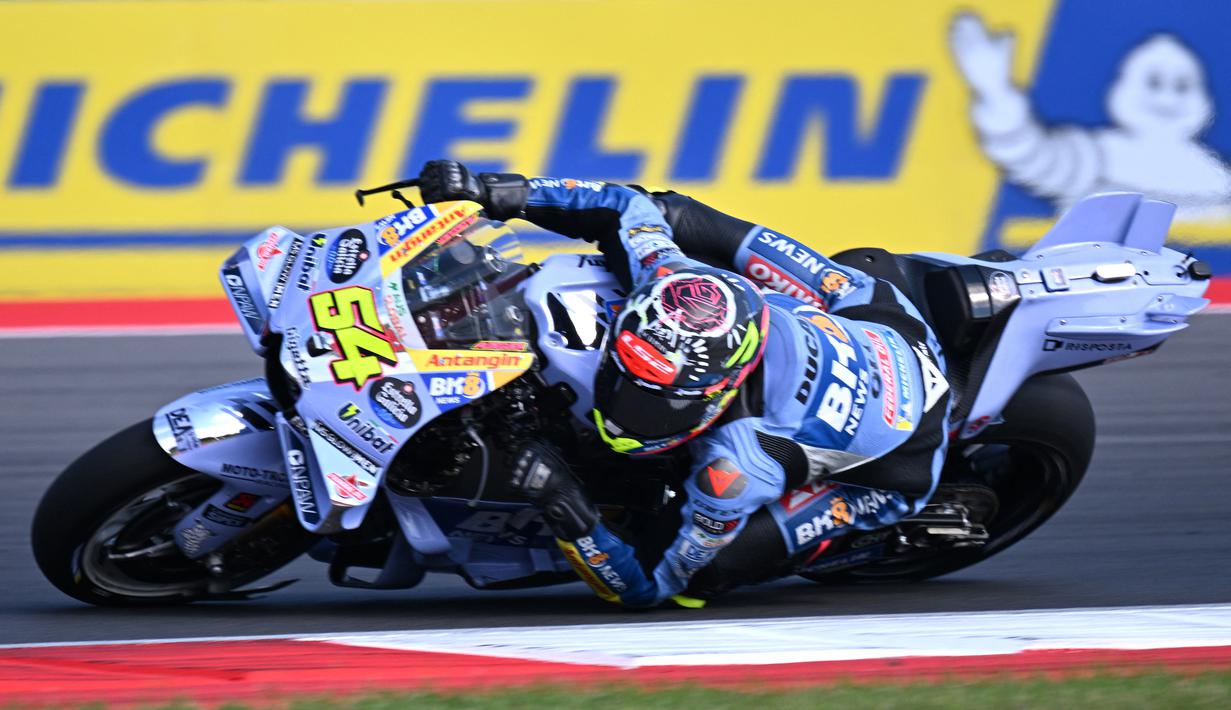 Pembalap tim BK8 Gresini Racing,  Fermin Aldeguer berlaga pada balapan MotoGP Indonesia 2025 di Sirkuit Mandalika, Lombok, pada Minggu (5/10/2025). (AFP/Sonny Tumbelaka). (AFP/Sonny Tumbelaka).