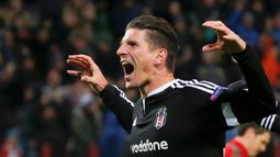 Ekspresi pemain Besiktas, Mario Gomez, setelah mencetak gol ke gawang Lokomotiv Moscow dalam laga Grup H Liga Europa di Moscow, Rusia, Jumat (23/10/2015) dini hari WIB. (Reuters/Maxim Shemetov)
