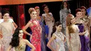 Para kontestan tampil seksi dengan gaun malam andalannya pada malam puncak Miss Venezuela 2016 di Caracas, Venezuela (5/10). Mereka bersaing memperebutkan mahkota yang akan diberikan langsung oleh Miss Venezuela 2015, Mariam Habach. (REUTERS/Marco Bello)
