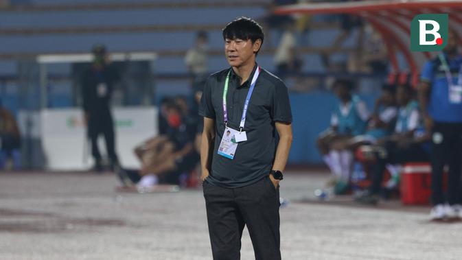 <p>Pelatih Timnas Indonesia U-23, Shin Tae-yong saat pertandingan melawan Timor Leste dalam laga kedua fase Grup A SEA Games 2021 di Stadion Viet Tri, Phu Tho, Vietnam, Selasa (10/5/2022). (Bola.com/Ikhwan Yanuar)</p>