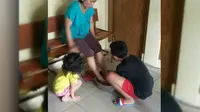 Polsek Tambora menerapkan hukuman cuci kaki ibu kepada pelajar yang tertangkap tawuran (Liputan6.com/Muslim AR)