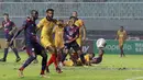 Kedua tim sudah sekuat tenaga berusaha memenangkan pertandingan. Namun, faktor cuaca, di mana hujan deras turun dan genangan air menyebabkan permainan keduanya tidak berkembang. (Bola.com/M Iqbal Ichsan)