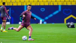 Pemain Al-Nassr, Cristiano Ronaldo, melepaskan tendangan saat sesi latihan jelang menghadapi Al-Adalah pada laga Liga Arab Saudi. Cristiano Ronaldo dkk. bertekad meraih poin maksimal demi naik ke puncak klasemen. (Twitter Al-Nassr )
