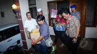 Anggota Bareskrim Mabes Polri melakukan penggeledahan di rumah Novel Baswedan di perumahan Kelapa Gading, Jakarta, Jumat (1/5/2015). Petugas Bareskrim usai menggeladah rumah  Novel Baswedan (Liputan6.com/Faizal Fanani)