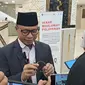 Ketua Panitia penyelenggara Ibadah Haji (PPIH) Arab Saudi Subhan Cholid menunjukkan gelang yang harus dipakai jemaah haji selama pelaksanaan ibadah di tanah Suci. (Liputan6.com/Nafiysul Qodar)