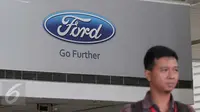 Logo perusahaan Ford di salah satu dealer di Jakarta, Selasa (26/1). Ford memastikan para konsumen dapat tetap mengunjungi dealer Ford untuk layanan penjualan, servis, dan garansi hingga beberapa waktu ke depan di tahun ini. (Liputan6.com/Angga Yuniar)